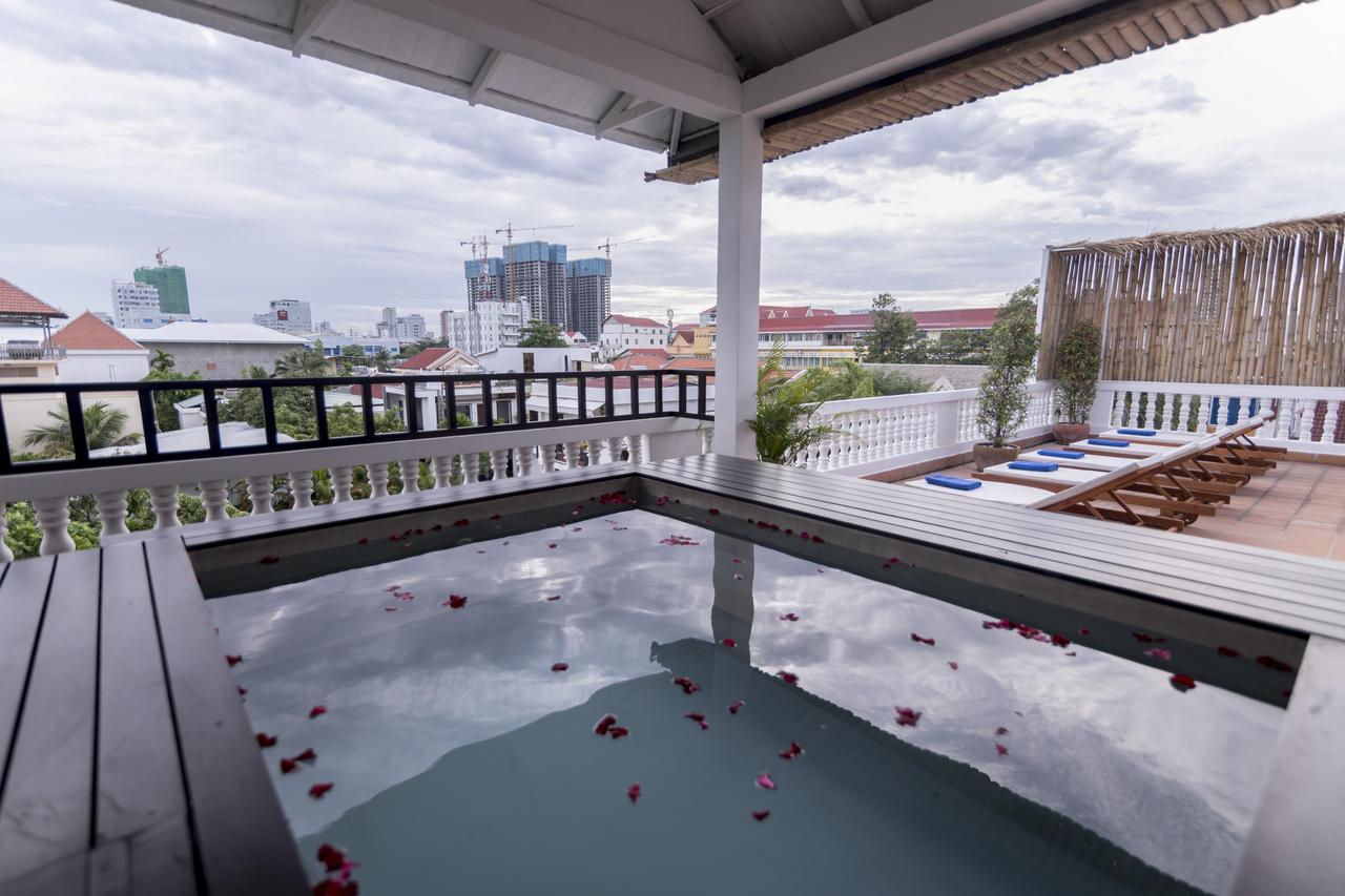 Hotel De L'Homme Phnom Penh Bagian luar foto