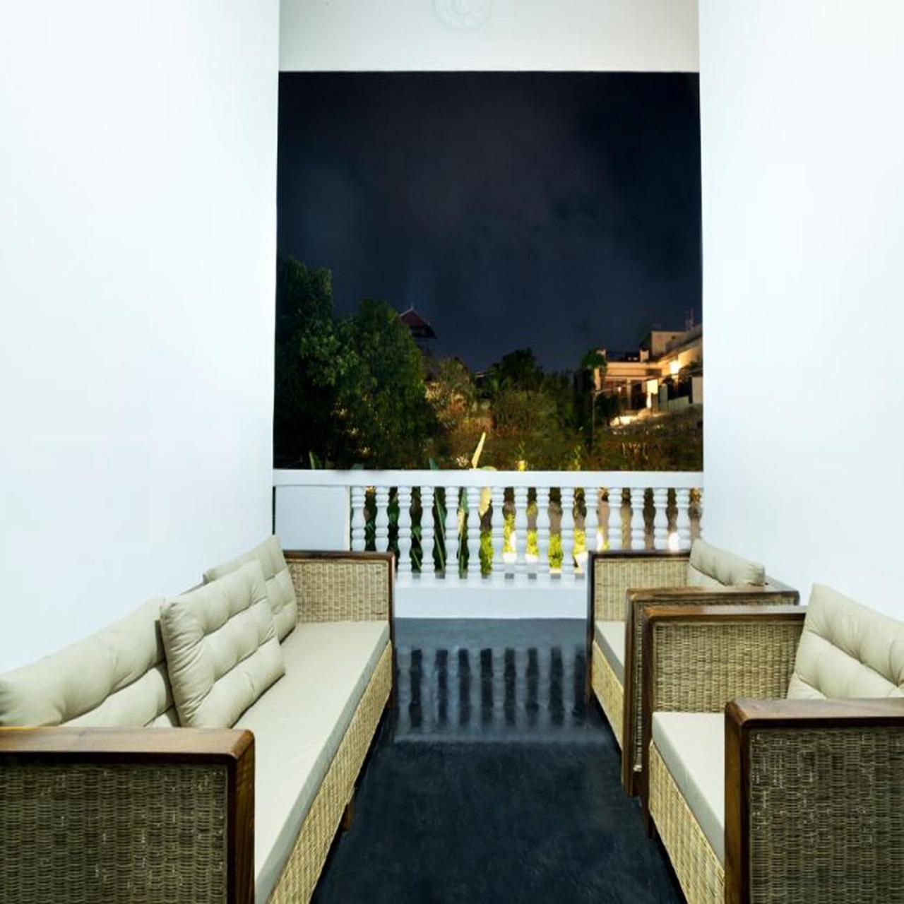 Hotel De L'Homme Phnom Penh Bagian luar foto